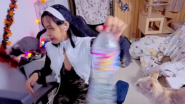 Snapshot of Kana_G chatting on 10/31/25, 08:21 Kana G online show from 10/31/25, 08:21