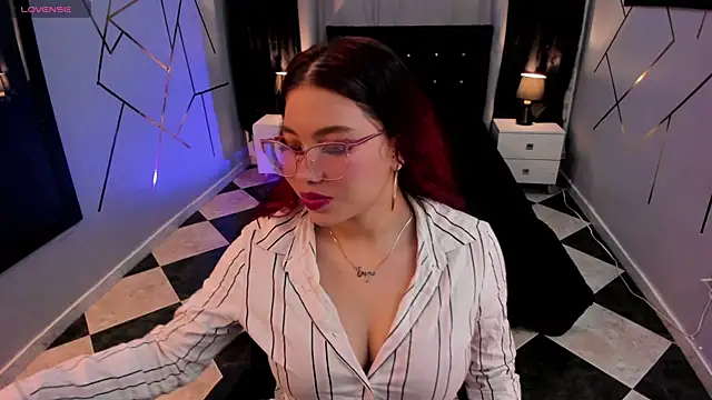 Snapshot of kyliejenner_hot chatting on 01/24/25, 03:54 kyliejenner hot online show from 01/24/25, 03:54