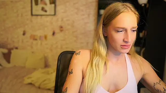 Nicolette  Shea  online show from 12/01/25, 09:14