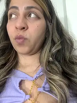 Snapshot of Rose_Gang chatting on 01/01/25, 01:04 Rose Gang online show from 01/01/25, 01:04