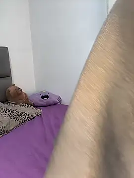 Snapshot of Rose_Gang chatting on 02/08/25, 08:42 Rose Gang online show from 02/08/25, 08:42