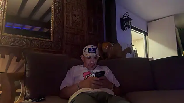 RoodoggXL online show from 12/17/25, 03:12