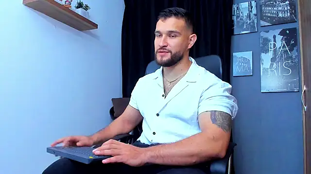 Snapshot of AndrewDiaz chatting on 11/17/25, 07:47 AndrewDiaz online show from 11/17/25, 07:47