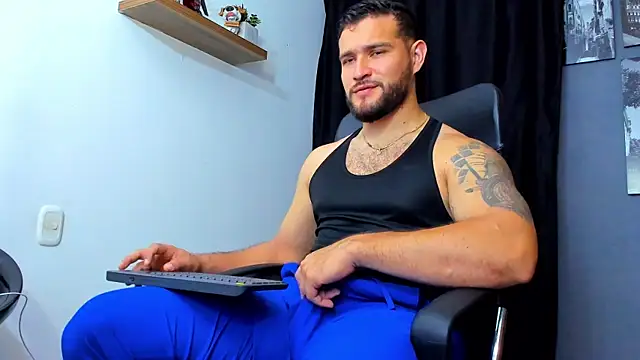 Snapshot of AndrewDiaz chatting on 12/22/25, 08:00 AndrewDiaz online show from 12/22/25, 08:00