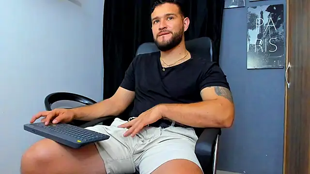 Snapshot of AndrewDiaz chatting on 12/23/25, 06:22 AndrewDiaz online show from 12/23/25, 06:22