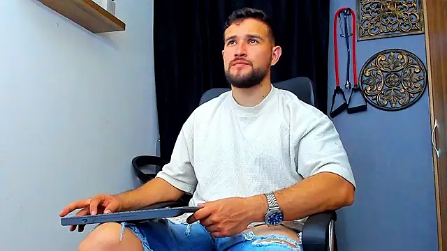 Snapshot of AndrewDiaz chatting on 02/10/26, 08:18 AndrewDiaz online show from 02/10/26, 08:18