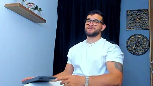 Snapshot of AndrewDiaz chatting on 03/21/26, 09:36 AndrewDiaz online show from 03/21/26, 09:36