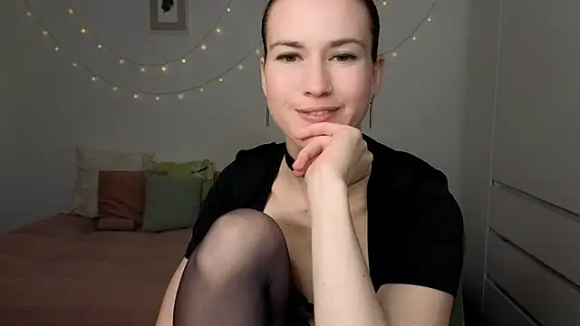 AliciaNewell online show from 04/18/26, 07:07