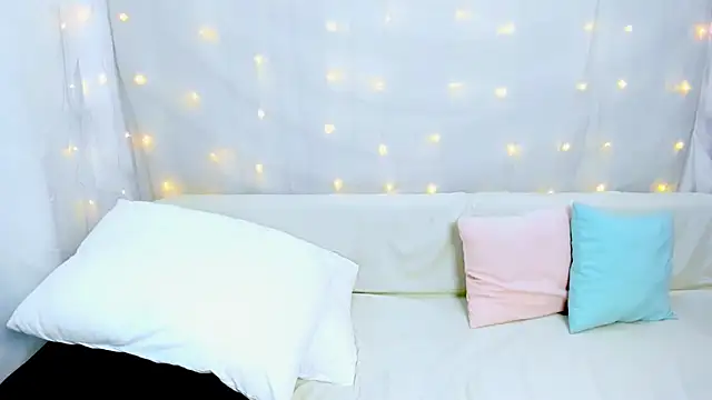 Snapshot of Lily_Daviss chatting on 12/14/25, 03:01 Lily Daviss online show from 12/14/25, 03:01