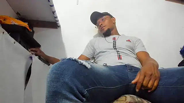 hugo3918  online show from 11/22/25, 01:04