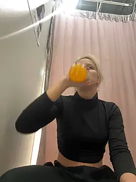 Snapshot of LikaCat chatting on 01/07/25, 07:10 LikaCat online show from 01/07/25, 07:10