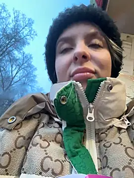 Snapshot of LikaCat chatting on 01/07/25, 10:11 LikaCat online show from 01/07/25, 10:11