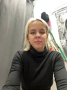 Snapshot of LikaCat chatting on 01/08/25, 07:24 LikaCat online show from 01/08/25, 07:24