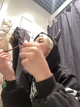 Snapshot of LikaCat chatting on 02/10/25, 04:19 LikaCat online show from 02/10/25, 04:19