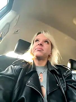 Snapshot of LikaCat chatting on 09/18/25, 01:18 LikaCat online show from 09/18/25, 01:18