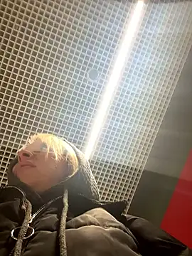 Snapshot of LikaCat chatting on 10/05/25, 04:11 LikaCat online show from 10/05/25, 04:11