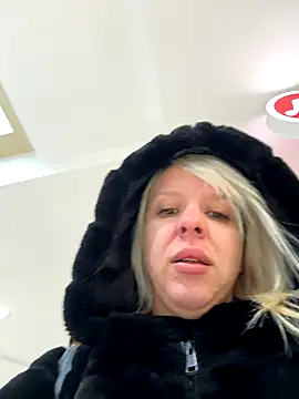 Snapshot of LikaCat chatting on 10/07/25, 04:20 LikaCat online show from 10/07/25, 04:20