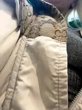 Snapshot of LikaCat chatting on 10/10/25, 04:22 LikaCat online show from 10/10/25, 04:22