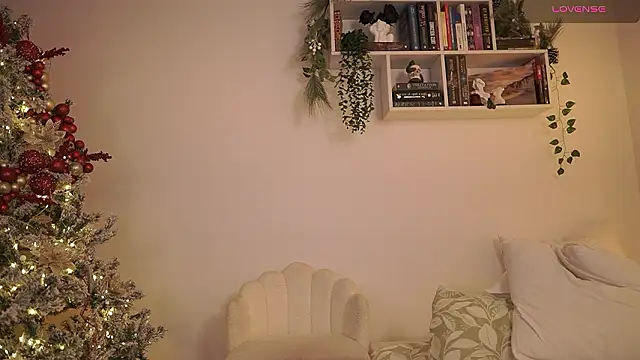 Snapshot of EmilyxRose_- chatting on 12/02/24, 10:23 EmilyxRose - online show from 12/02/24, 10:23