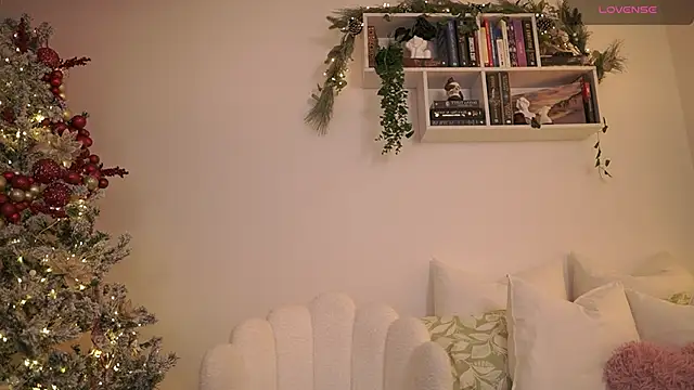 Snapshot of EmilyxRose_- chatting on 12/06/24, 10:19 EmilyxRose - online show from 12/06/24, 10:19