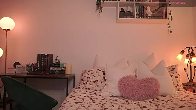 Snapshot of EmilyxRose_- chatting on 03/19/25, 06:01 EmilyxRose - online show from 03/19/25, 06:01