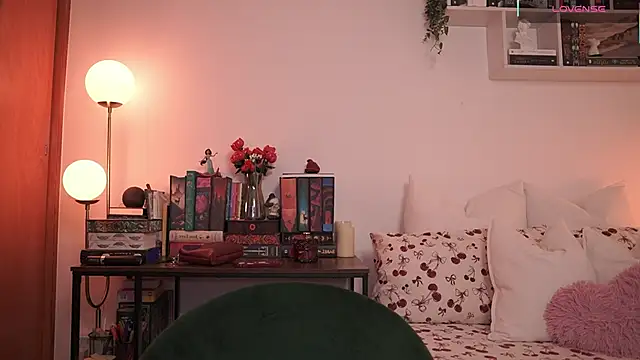 Snapshot of EmilyxRose_- chatting on 10/05/25, 02:15 EmilyxRose - online show from 10/05/25, 02:15