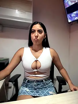 Snapshot of MarianaBenz chatting on 10/05/25, 09:02 MarianaBenz online show from 10/05/25, 09:02