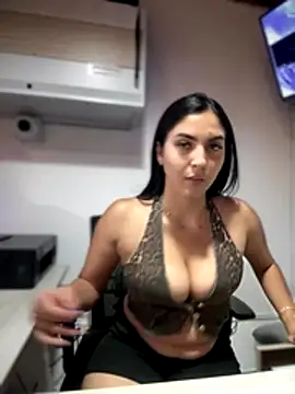 Snapshot of MarianaBenz chatting on 11/16/25, 01:33 MarianaBenz online show from 11/16/25, 01:33