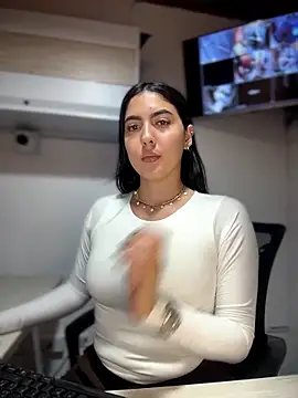 MarianaBenz online show from 05/17/26, 12:30