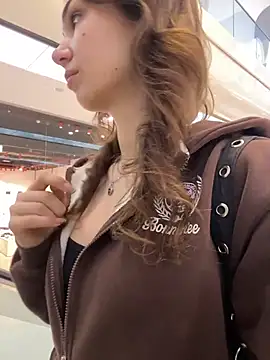 QuitieLia online show from 03/28/26, 07:19