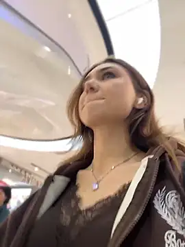 QuitieLia online show from 04/22/26, 01:12