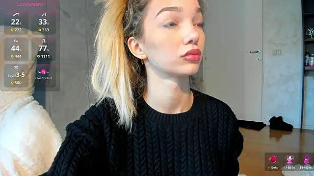 Snapshot of Sassy_Teen chatting on 10/22/25, 09:09 Sassy Teen online show from 10/22/25, 09:09