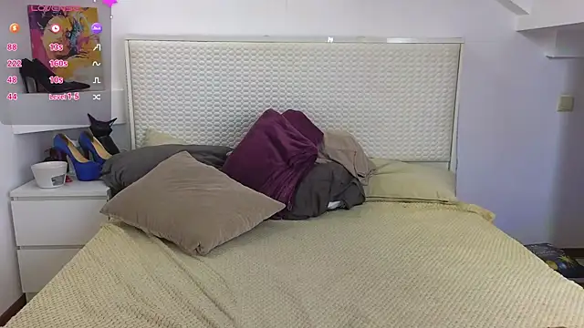 Snapshot of Eva_Rogers_ chatting on 09/18/25, 09:00 Eva Rogers  online show from 09/18/25, 09:00