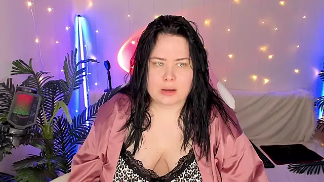 Snapshot of Akemi_BBW chatting on 12/20/24, 04:20 Akemi BBW online show from 12/20/24, 04:20
