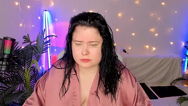 Snapshot of Akemi_BBW chatting on 12/21/24, 06:44 Akemi BBW online show from 12/21/24, 06:44