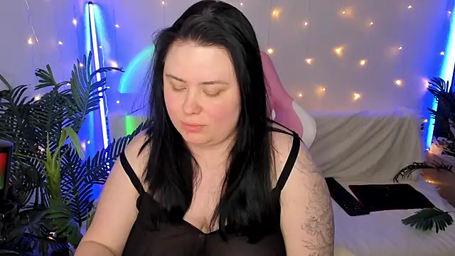 Snapshot of Akemi_BBW chatting on 12/25/24, 05:37 Akemi BBW online show from 12/25/24, 05:37