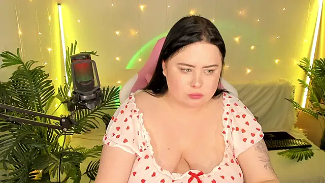 Snapshot of Akemi_BBW chatting on 01/01/25, 08:04 Akemi BBW online show from 01/01/25, 08:04