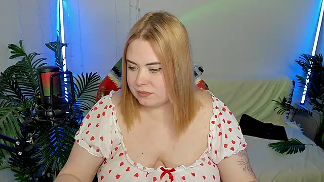 Snapshot of Akemi_BBW chatting on 02/14/25, 06:29 Akemi BBW online show from 02/14/25, 06:29