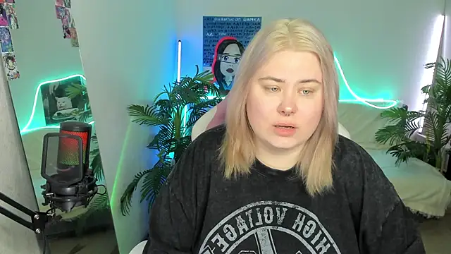 Snapshot of Akemi_BBW chatting on 03/19/25, 08:23 Akemi BBW online show from 03/19/25, 08:23