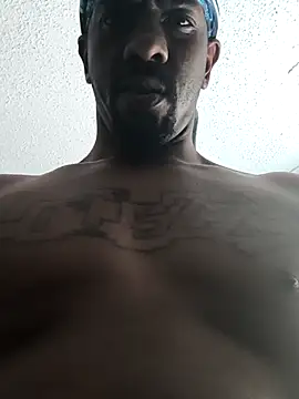 Snapshot of icyMike43 chatting on 12/14/25, 04:45 icyMike43 online show from 12/14/25, 04:45