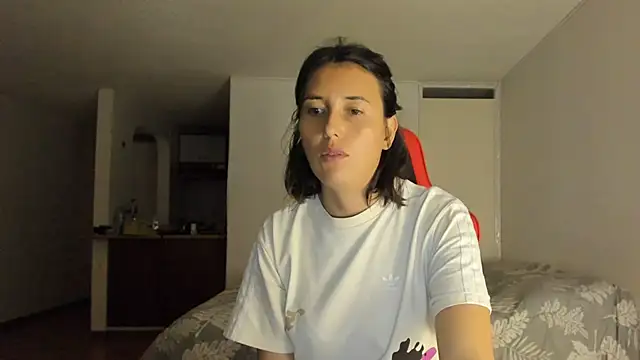 Snapshot of zoe_jeane_beker chatting on 02/14/25, 01:23 zoe jeane beker online show from 02/14/25, 01:23