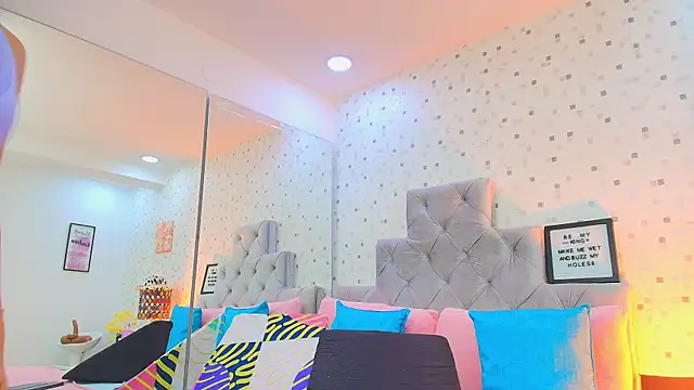 JulietaReyess online show from 09/29/25, 11:59