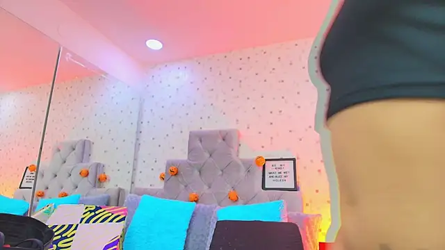 JulietaReyess online show from 10/15/25, 11:54