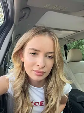 Snapshot of EvieEvans chatting on 07/19/26, 02:54 EvieEvans online show from 07/19/26, 02:54