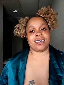 Snapshot of THESHORTQUEEN chatting on 11/04/25, 08:35 THESHORTQUEEN online show from 11/04/25, 08:35