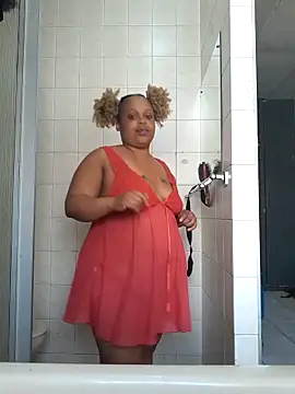 Snapshot of THESHORTQUEEN chatting on 11/05/25, 02:06 THESHORTQUEEN online show from 11/05/25, 02:06