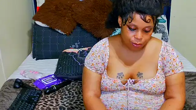 Snapshot of THESHORTQUEEN chatting on 12/03/25, 09:46 THESHORTQUEEN online show from 12/03/25, 09:46