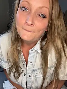 Snapshot of HoneyBluex chatting on 10/27/25, 03:16 HoneyBluex online show from 10/27/25, 03:16