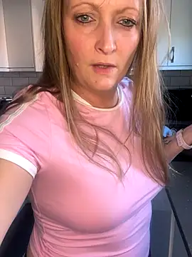 Snapshot of HoneyBluex chatting on 11/12/25, 01:00 HoneyBluex online show from 11/12/25, 01:00