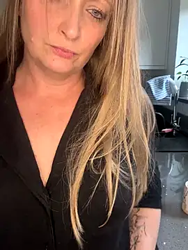 Snapshot of HoneyBluex chatting on 11/13/25, 11:53 HoneyBluex online show from 11/13/25, 11:53